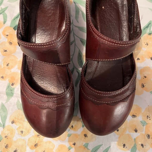 A Great Pair of Dansko Shoes in Size 38 with a Velcro Closure. - Picture 5 of 6